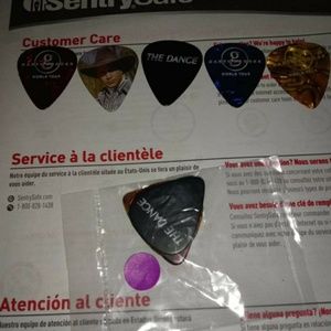 Garth Brooks guitar picks